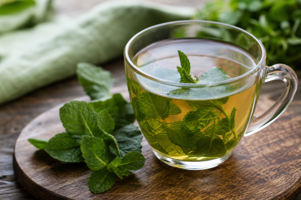 Ceai de mentă pentru digestie: când poate fi util și cum se prepară