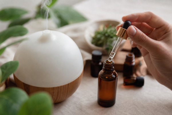 Aromaterapia pentru relaxare: ce trebuie să știi înainte să folosești uleiuri esențiale