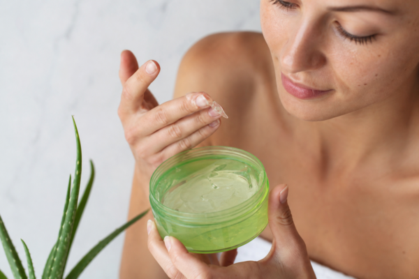 Aloe vera pentru piele: când și cum poate fi folosită