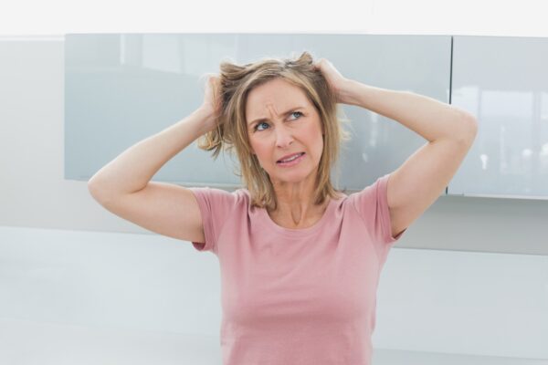 Părul mai subțire după menopauză: ce cauze merită investigate