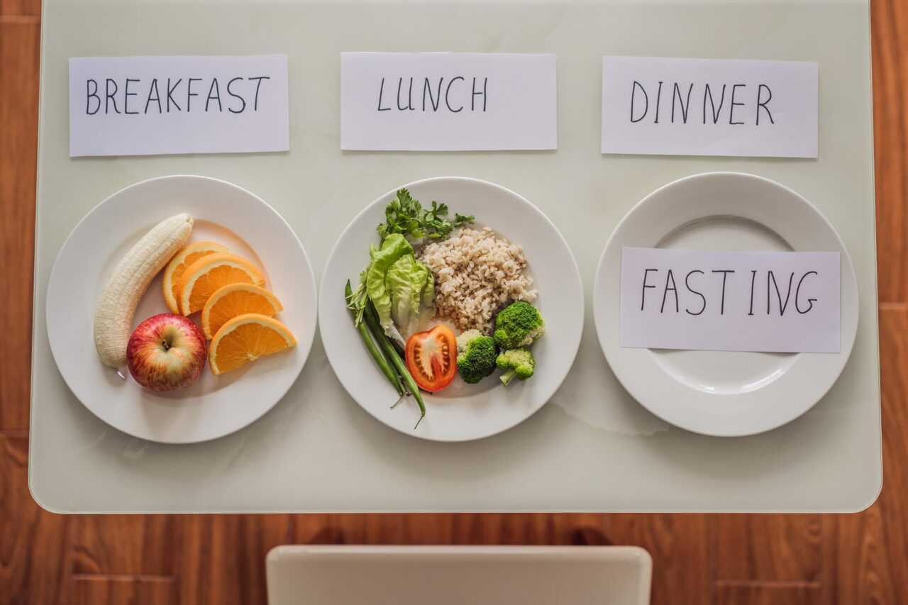 Postul intermitent versus dieta obișnuită: care e mai eficientă pentru tine