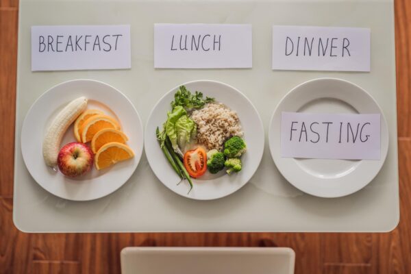 Postul intermitent versus dieta obișnuită: care e mai eficientă pentru tine