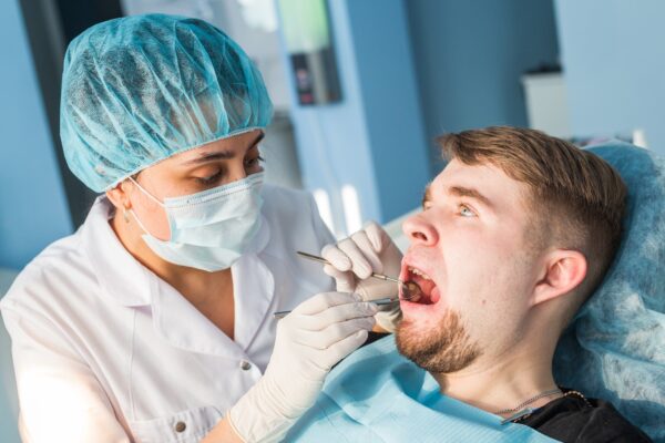 Doare implantul dentar? La ce să te aștepți înainte și după intervenție