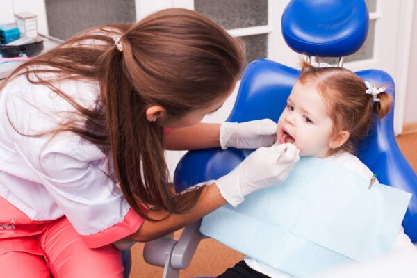 Prima vizită a copilului la dentist: când ar trebui făcută