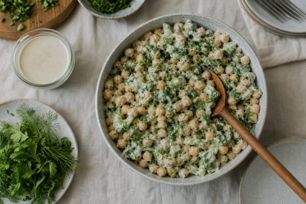 Salată de năut cu dressing de tahini: rețeta fără gătire, gata în 10 minute