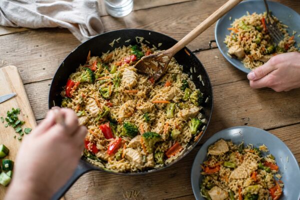 Orez basmati cu pui și legume la tigaie: o rețetă pentru meniul în diabet