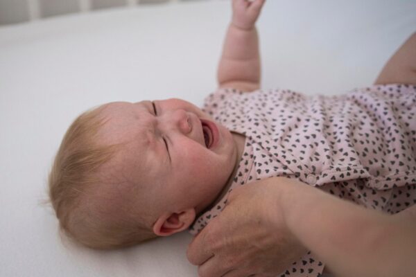 Reflux la bebeluș: ce diferențiază regurgitarea de o problemă care necesită evaluare