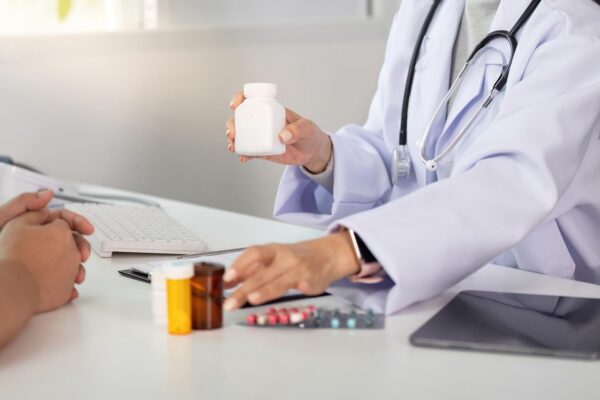 Inhibitori de pompă de protoni: ce discuți înainte de utilizarea pe termen lung