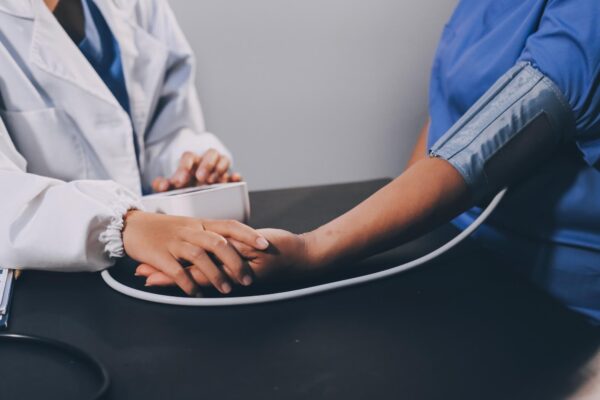 Tensiune diferită la cele două brațe: ce discuți cu medicul