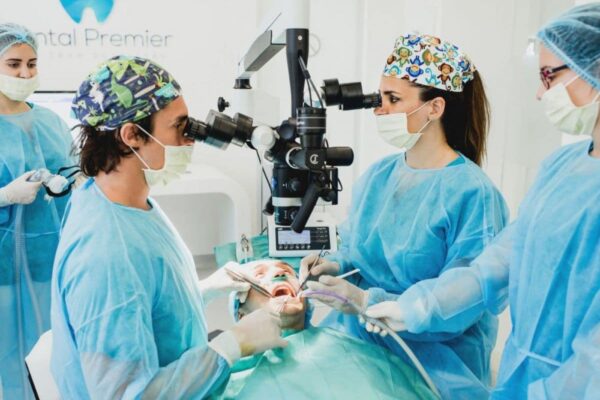 Implanturile dentare în era digitală: tehnologiile folosite la clinica Dental Premier din București