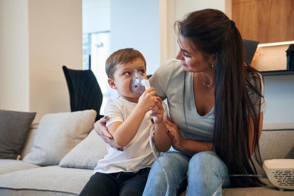 Tuse lătrătoare noaptea: când poate fi crup și când este o urgență